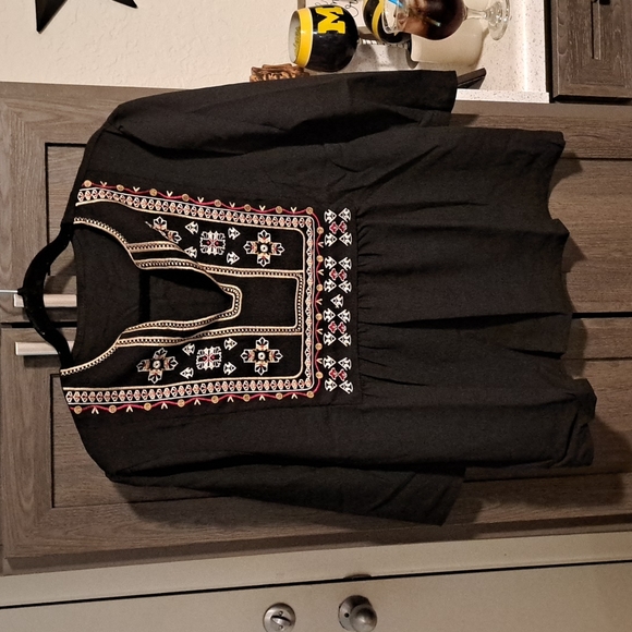 New 3/4 sleeve embroidered top - Picture 11 of 16